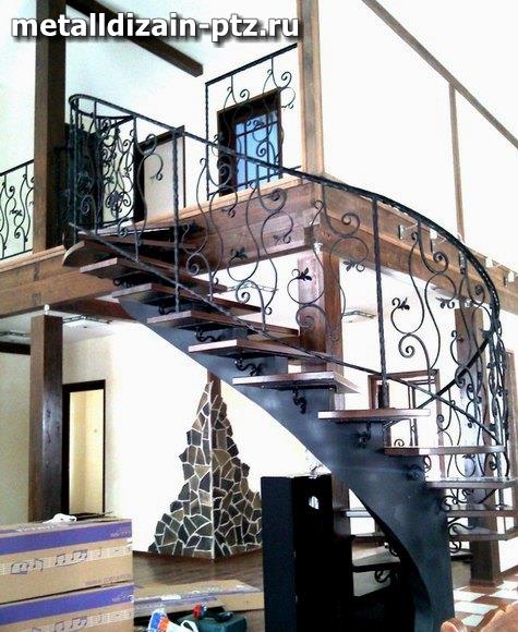 Частный интерьер загородного дома. Лестница выполнена совместно с Альшаниным Игорем.  Особенностью данной лестницы является спиралевидный косоур с переменным радиусом. 