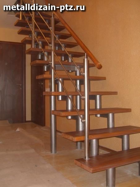 Квартира в Петрозаводске, частный интерьер. Металлическая лестница на двух косоурах. Индивидуальный дизайн-проект. Каркас лестницы покрашен «под нержавейку». 